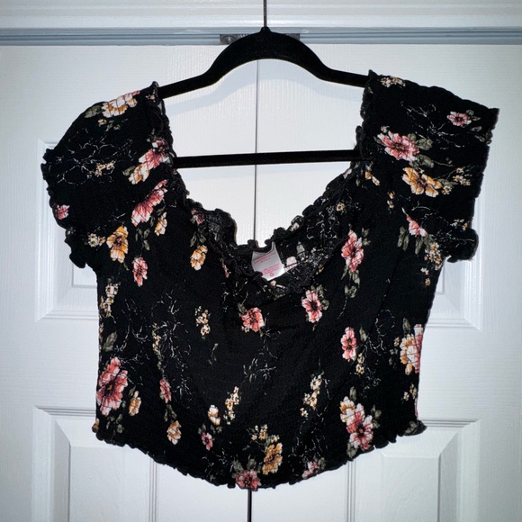 No Boundaries Tops - Floral Crop Top